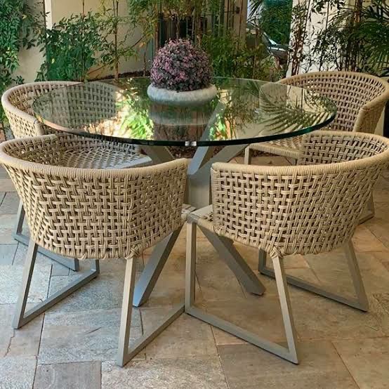 Vetra Outdoor Dining
